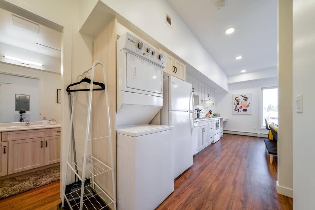 Lovers Tropical Bahamas King U/g Wifi Apartment Edmonton